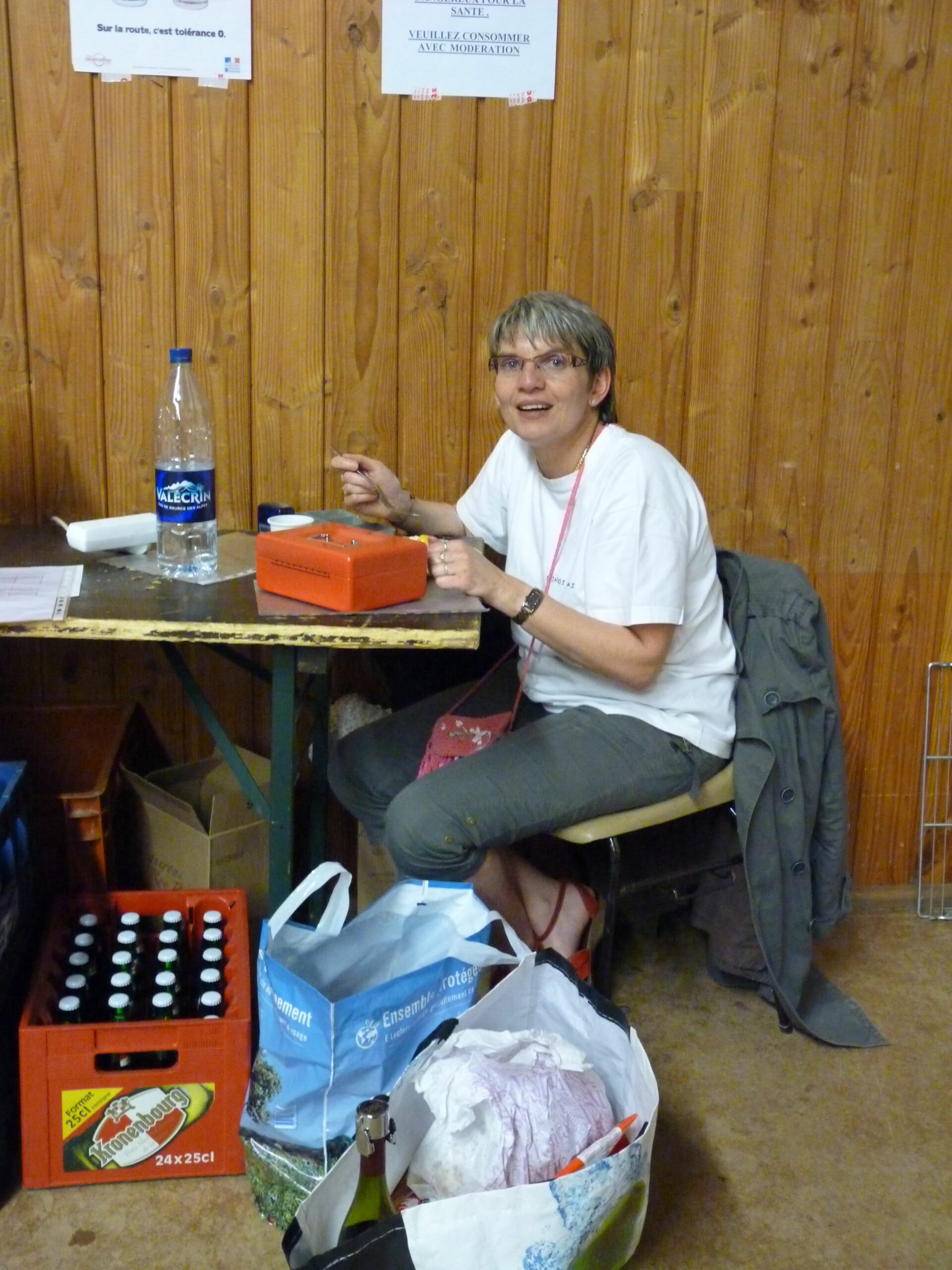 Les bénévoles - Fabienne à la caisse