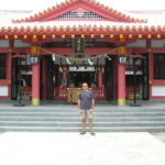 Franck devant un Temple à Okinawa