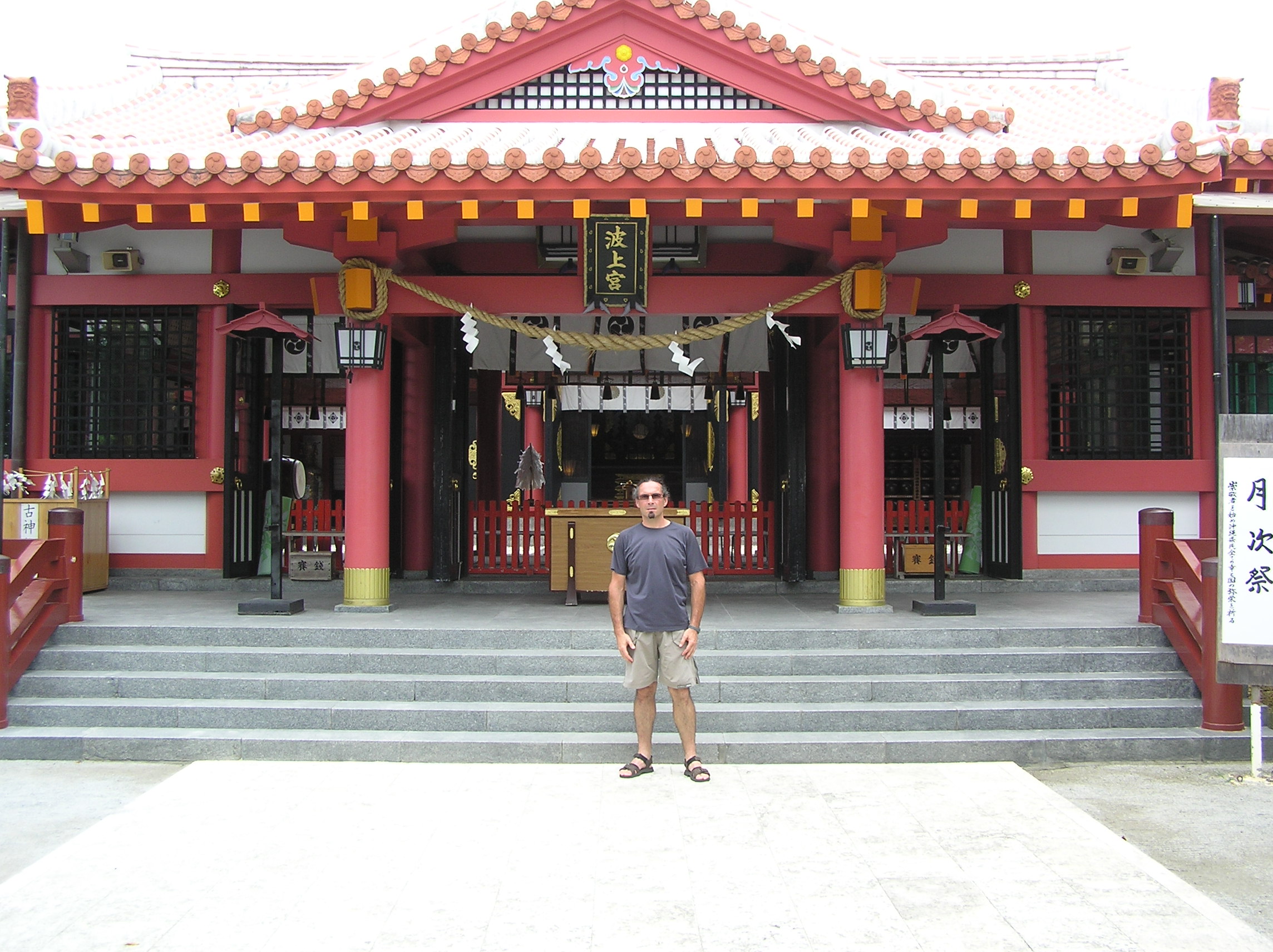 Franck devant un Temple à Okinawa