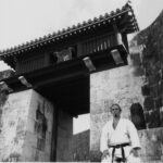 Franck devant l'entrée du temple SHURI de NAHA