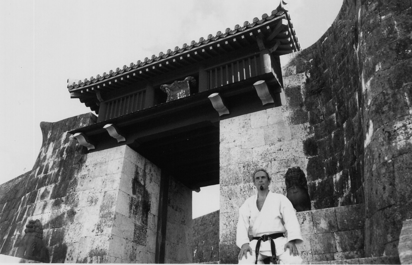 Franck devant l'entrée du temple SHURI de NAHA